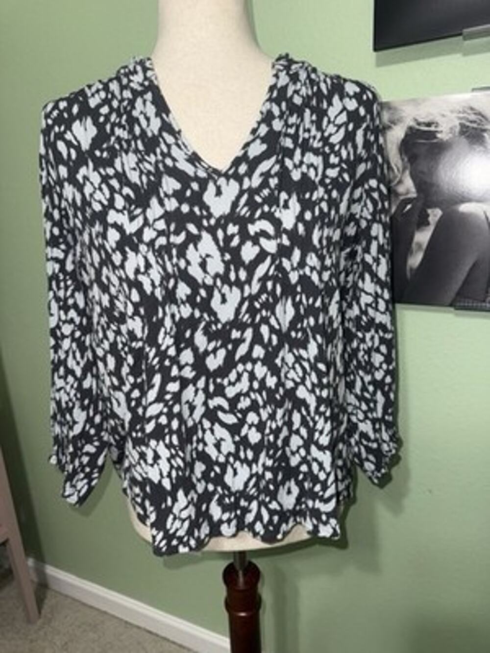 Monday Fun Size XL Blouse Black White Abstract Animal Print V-Neck Tunic Top